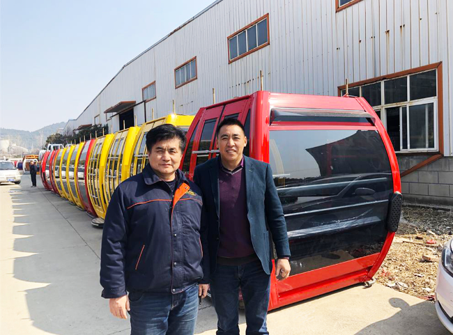 户外缆车零部件客户合影